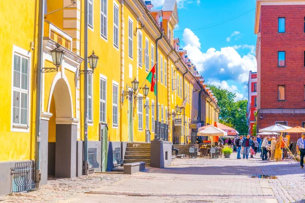 Riga Lettonia Agosto 2016 Gente Cammina Una Strada Colorata Nel — Foto Stock