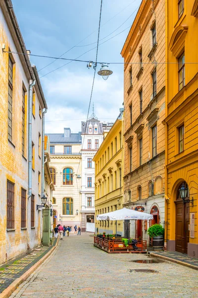 Riga Latvia August 2016 People Walking Colourful Street Old Town — Foto de Stock