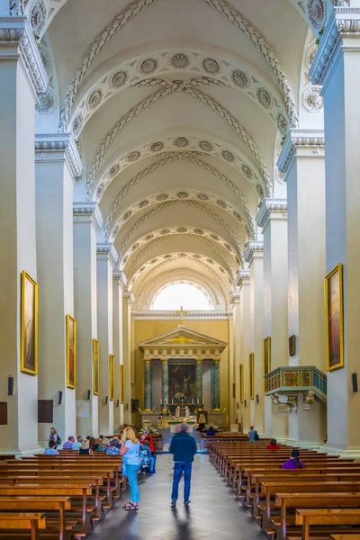 VILNIUS, LITHUANIA, 14 AĞUSTOS 2016: Litvanya başkenti vilnius 'taki Saint Stanislaus katedralinin içi.