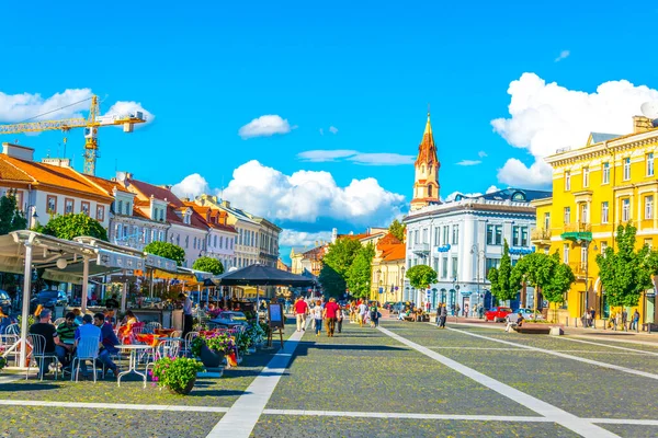 VILNIUS, LITHUANIA, 14 AĞUSTOS 2016: Litvanya 'nın başkenti Vilnius, Litvanya' nın şehir meydanı olan Rotus Aikste 'de insanlar geziniyor