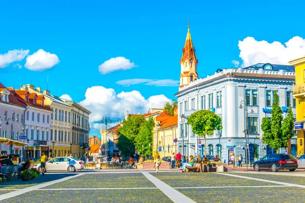 VILNIUS, LITHUANIA, 14 AĞUSTOS 2016: Litvanya 'nın başkenti Vilnius, Litvanya' nın şehir meydanı olan Rotus Aikste 'de insanlar geziniyor