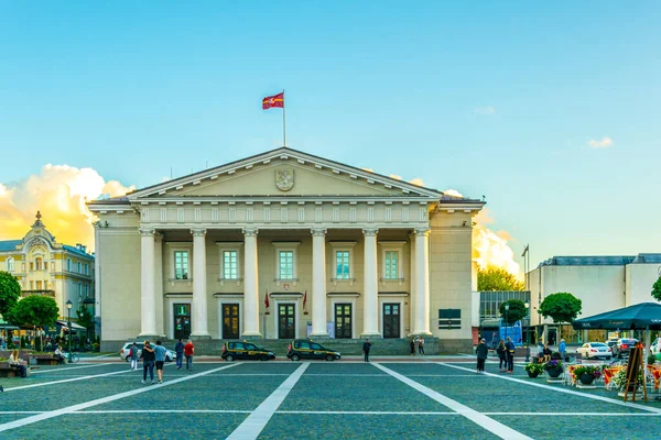 VILNIUS, LITHUANIA, 14 Ağustos 2016: Litvanya 'nın başkenti Vilnius, Litvanya' nın belediye binasının önünde insanlar yürüyor