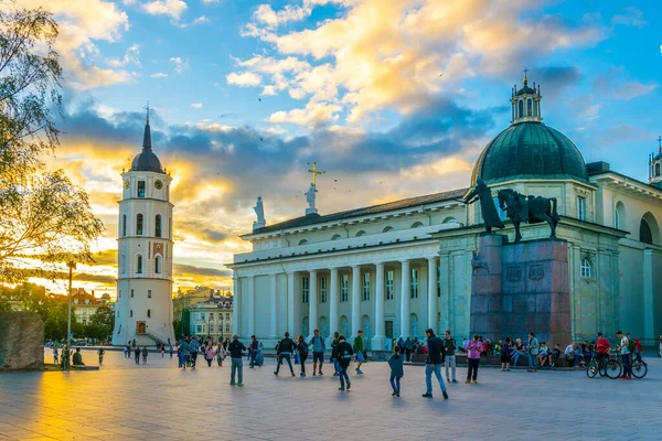 Vilnius Lithuania August 2016 People Walking Front Saint Stanislaus Cathedral — Foto de Stock