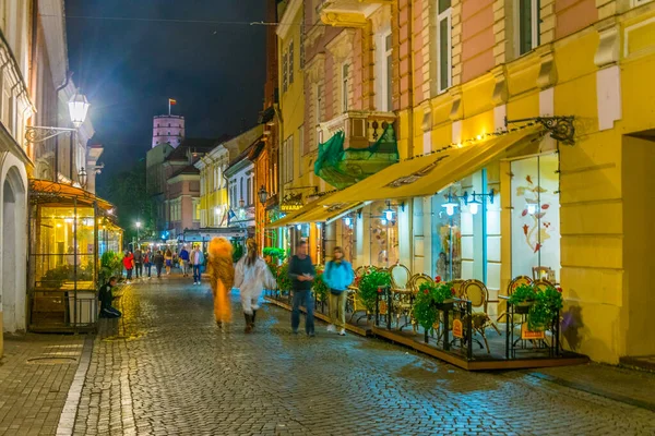 VILNIUS, LITHUANIA, AĞUSTOS 14 Ağustos 2016: Litvanya 'nın Vilnius kentindeki ana turizm caddesi olan Pilies Garı' nın gece manzarası