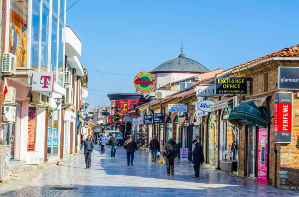 OHRID, MACEDONIA, 15 Şubat 2015: İnsanlar Macedonian unesco şehrinin tarihi merkezindeki ana alışveriş bulvarında yürüyorlar.