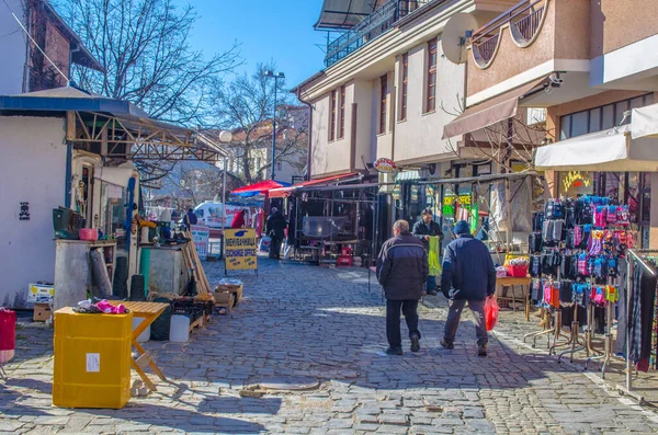 OHRID, MACEDONIA, 15 Şubat 2015: İnsanlar Macedonian unesco şehrinin tarihi merkezindeki ana alışveriş bulvarında yürüyorlar.