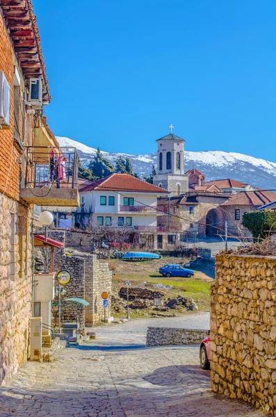 Ohrid Macedonia 2014年2月14日 教会の鐘楼の眺め聖ボゴロディカ ペレプタから古いスタイルの通りまで 伝統的な家屋があるオフリド マケドニア — ストック写真