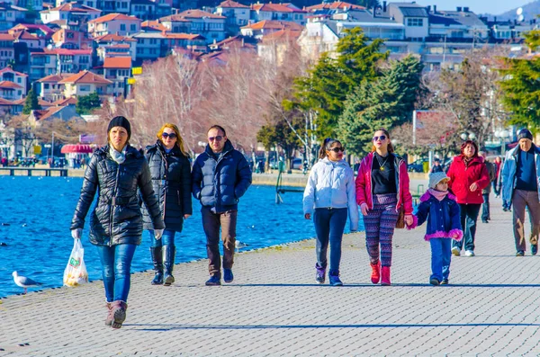 OHRID, FEBRUARY 14, 2015: İnsanlar güneşli bir günde ohrid gölünün yanındaki gölde geziniyorlar.