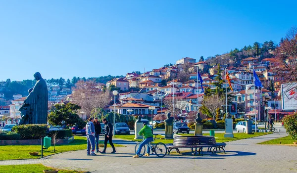 OHRID, FEBRUARY 14, 2015: İnsanlar güneşli bir günde ohrid gölünün yanındaki gölde geziniyorlar.