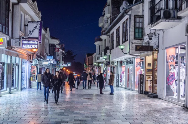 OHRID, MACEDONIA, FEBRUARY 14, 2015: Unesco listelenmiş tarihsel Macar kasabasının merkezindeki aydınlatılmış ana alışveriş yolu üzerinde gece görüşü.