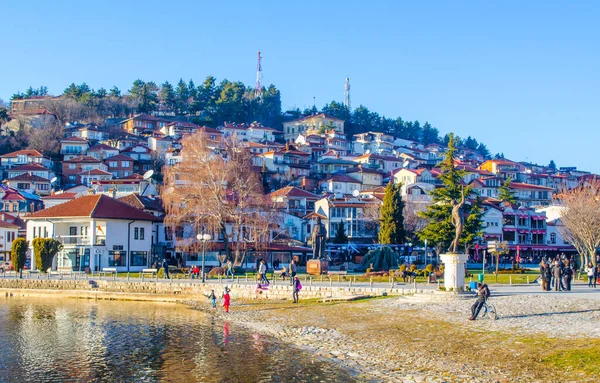 OHRID, FEBRUARY 14, 2015: İnsanlar güneşli bir günde ohrid gölünün yanındaki gölde geziniyorlar.