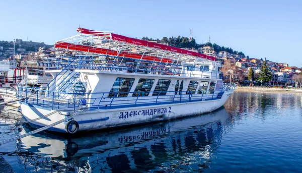 OHRID, MACEDONIA, FEBRUARY 14, 2015: birkaç tekne Macedonia 'daki Ohrid limanına demir atıyor - fyrom