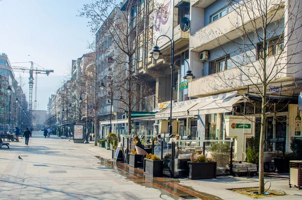 ÜSKÜP, MACEDONIA, FEBRUARY 16, 2015: İnsanlar güneşli bir günde Macedonia 'nın başkenti Skopje' de geziyorlar.