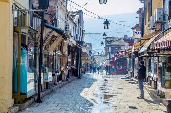 ÜSKÜP, MACEDONIA, FEBRUARY 16, 2015: İnsanlar mağazalar, restoranlar ve hatta pazar yerleriyle dolu çok sayıda dar sokaktan oluşan eski Skopje kasabasında yürüyorlar.