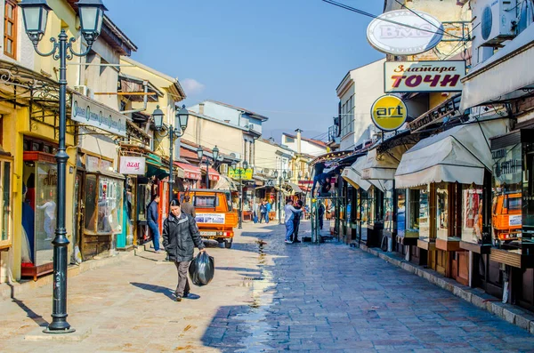 ÜSKÜP, MACEDONIA, FEBRUARY 16, 2015: İnsanlar mağazalar, restoranlar ve hatta pazar yerleriyle dolu çok sayıda dar sokaktan oluşan eski Skopje kasabasında yürüyorlar.