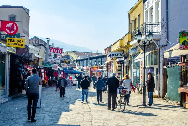 ÜSKÜP, MACEDONIA, FEBRUARY 16, 2015: İnsanlar mağazalar, restoranlar ve hatta pazar yerleriyle dolu çok sayıda dar sokaktan oluşan eski Skopje kasabasında yürüyorlar.