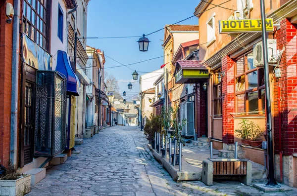 ÜSKÜP, MACEDONIA, FEBRUARY 16, 2015: İnsanlar mağazalar, restoranlar ve hatta pazar yerleriyle dolu çok sayıda dar sokaktan oluşan eski Skopje kasabasında yürüyorlar.