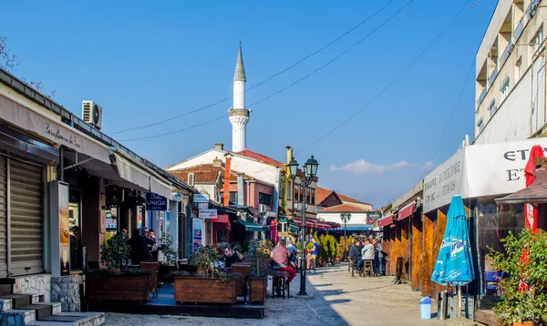 ÜSKÜP, MACEDONIA, FEBRUARY 16, 2015: İnsanlar mağazalar, restoranlar ve hatta pazar yerleriyle dolu çok sayıda dar sokaktan oluşan eski Skopje kasabasında yürüyorlar.