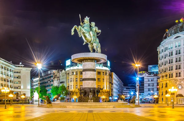 ÜSKÜP, MACEDONIA, 14 Mayıs 2016: Skopje 'deki Büyük İskender heykelinin hakim olduğu Macedonia meydanının gece manzarası.