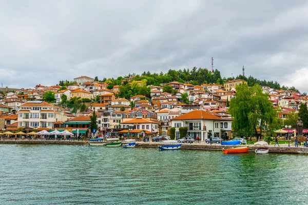 OHRID, MACEDONIA, 15 Mayıs 2016: Unesco 'nun tarihi bölümü ohrid gölünün yanında yer alır ve tepede Çar Samuel Kalesi ile tüm tepeye yayılır..