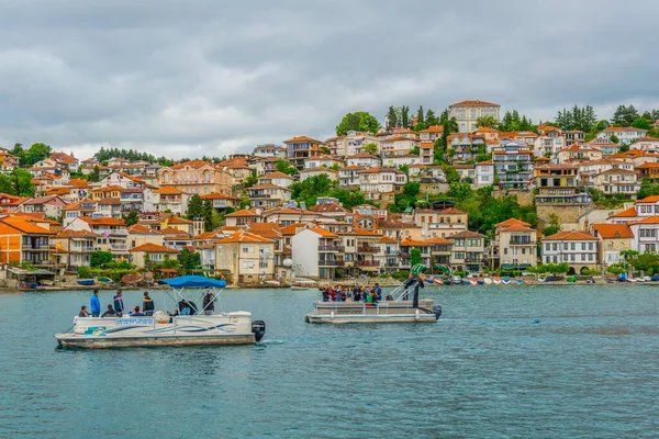 OHRID, MACEDONIA, 15 Mayıs 2016: Unesco 'nun tarihi bölümü ohrid gölünün yanında yer alır ve tepede Çar Samuel Kalesi ile tüm tepeye yayılır..
