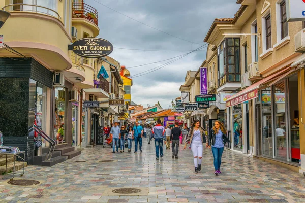 OHRID, MACEDONIA, 15 Mayıs 2016: İnsanlar Macedonian unesco kentinin tarihi merkezindeki ana alışveriş bulvarında yürüyorlar.