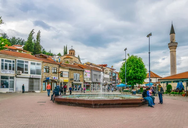 OHRID, MACEDONIA, 15 Mayıs 2016: Makedonya 'nın Ohri kentinin kent meydanında yürüyen insanlar