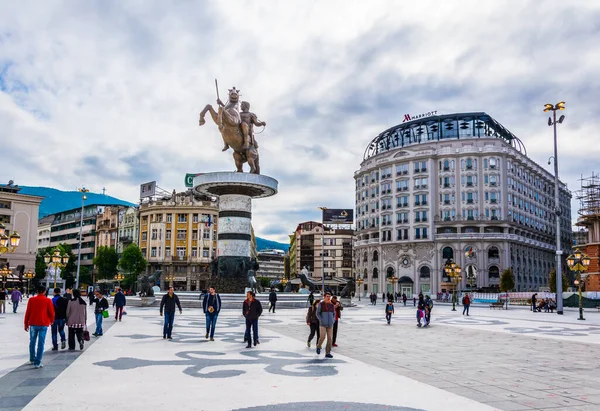 ÜSKÜP, MACEDONIA, 14 Mayıs 2016: Skopje 'deki Büyük İskender heykelinin hakim olduğu Teh Makedonya meydanı manzarası.