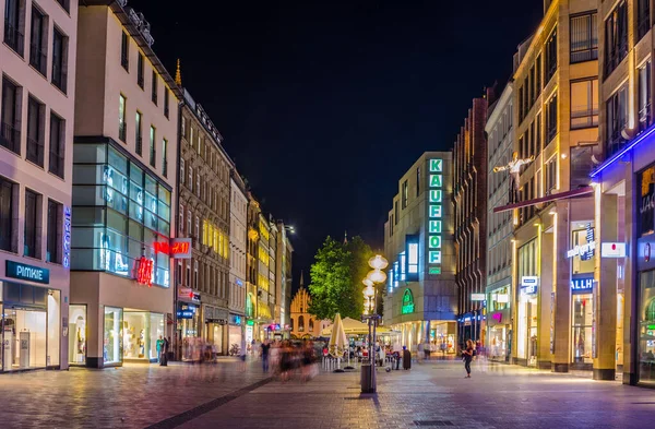 Munich Alemanha Agosto 2015 Pessoas Estão Caminhando Embora Iluminado Neuhauser — Fotografia de Stock