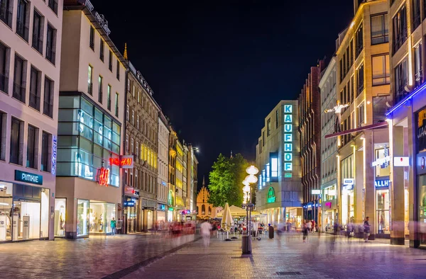 MÜZİK, GERMANY, 20 AĞUSTOS 2015: İnsanlar Münih 'teki Karlsplatz Kapısı' na doğru aydınlanmış Neuhauser Caddesi 'nde yürüyorlar.