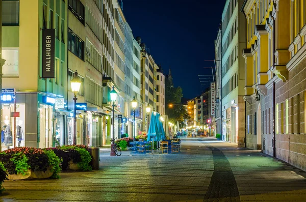 MUNICH, GERMANY, 20 AĞUSTOS 2015: Odeonplatz ve Marienplatz 'ı birbirine bağlayan Alman kenti Münih' teki aydınlatılmış Theatinerstrasse Caddesi gece görüşü