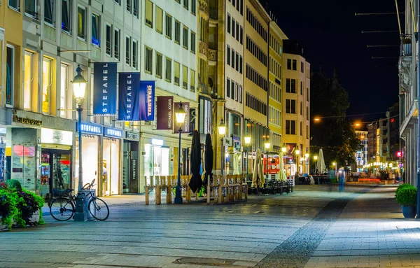 MUNICH, GERMANY, 20 AĞUSTOS 2015: Odeonplatz ve Marienplatz 'ı birbirine bağlayan Alman kenti Münih' teki aydınlatılmış Theatinerstrasse Caddesi gece görüşü