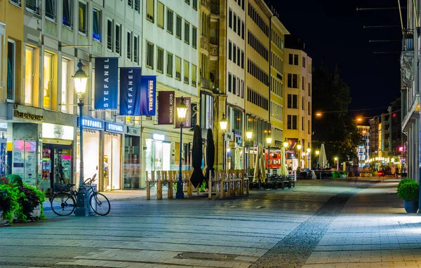 Munich Alemanha Agosto 2015 Visão Noturna Rua Theatinerstrasse Iluminada Cidade — Fotografia de Stock