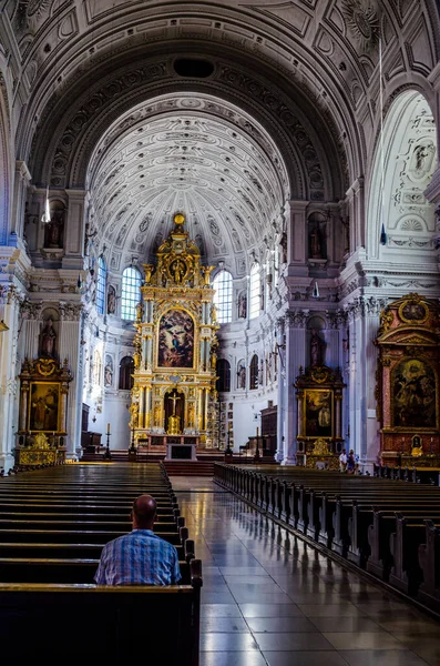 MUNİH, Almanya, 20 AĞUSTOS 2015: Münih Almanya 'daki St. Michael Kilisesi' nin İçi