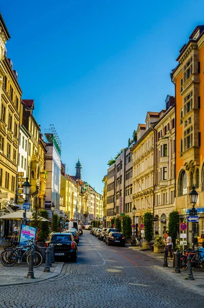 MÜZİK, GERMANY, 20 AĞUSTOS: İnsanlar Sendlinger caddesine doğru yürüyor Akşam, Almanya 'da Sendlinger kapısına doğru