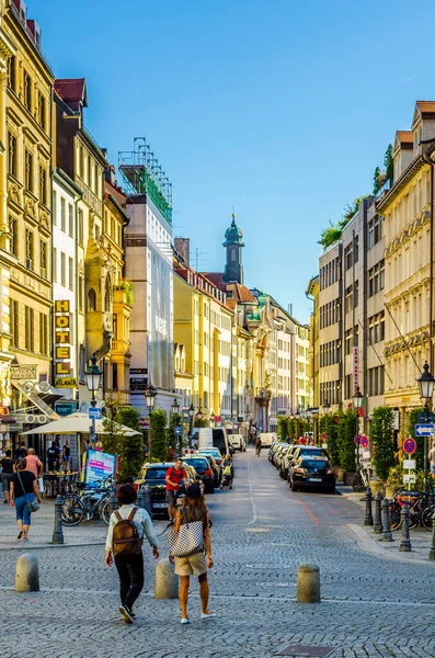 MÜZİK, GERMANY, 20 AĞUSTOS: İnsanlar Sendlinger caddesine doğru yürüyor Akşam, Almanya 'da Sendlinger kapısına doğru