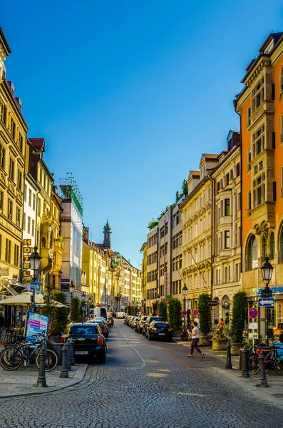 MÜZİK, GERMANY, 20 AĞUSTOS: İnsanlar Sendlinger caddesine doğru yürüyor Akşam, Almanya 'da Sendlinger kapısına doğru
