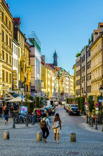 MÜZİK, GERMANY, 20 AĞUSTOS: İnsanlar Sendlinger caddesine doğru yürüyor Akşam, Almanya 'da Sendlinger kapısına doğru