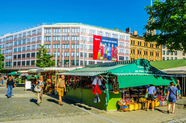 Münih, Germamy 'deki Viktualienmarkt' taki insanlar. Bu geleneksel pazar 1807 'den beri her gün gerçekleşir. .
