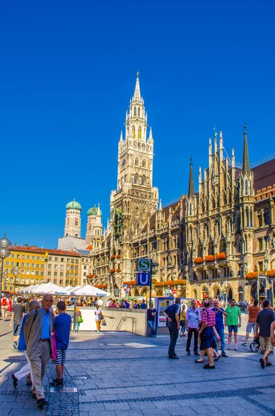 Munich Germany August 2015 People Waiting Front New Town Hall — 스톡 사진