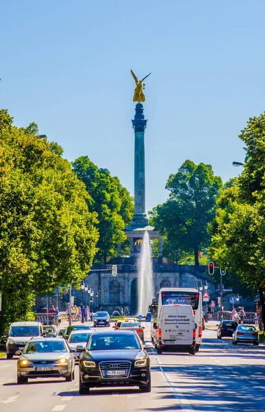 ミュンヘン ドイツ 2015年8月20日 バイエルン州の平和の天使フリーデンツェンゲルに向かう忙しい大通り — ストック写真