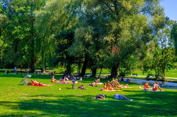 Munich Germany August 2015 People Sunbathing Having Picnic Next Artificial — Stock Photo, Image