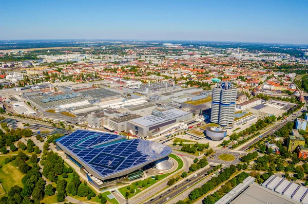 MÜZİK, GERMANY, 20 AĞUSTOS 2015: Münih 'in Münih' teki Olimpiyat kulesinden BMW binalarıyla panoramik manzarası