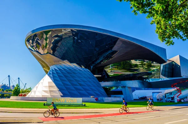 Munich Germany August 2015 View Futuristic Looking Headquarters Bmw Car — Stockfoto