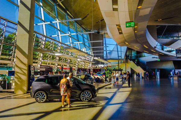 MÜZİK, GERMANY, 20 AĞUSTOS 2015: Münih, Almanya 'daki BMW otomobil üreticisinin gelecekteki merkezinin içi