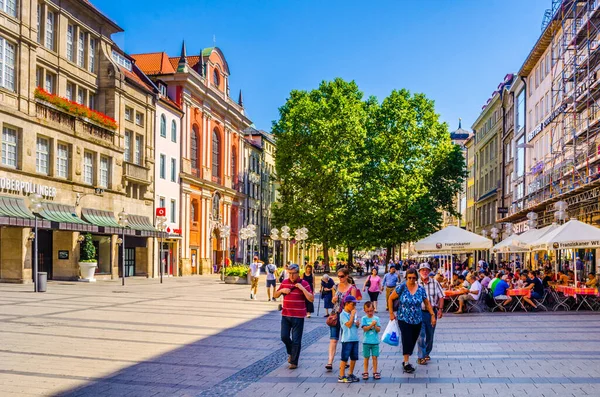 MÜZİK, GERMANY, 20 AĞUSTOS 2015: İnsanlar Neuhauser Caddesi 'nden Münih' teki Karlsplatz Kapısı 'na doğru yürüyorlar.