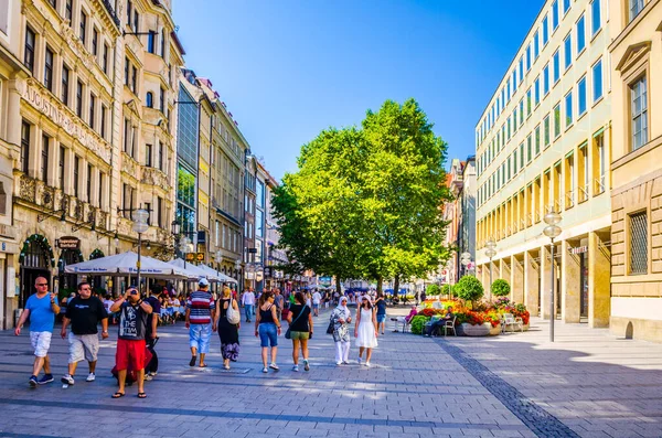 Munich Alemania Agosto 2015 Gente Está Caminando Por Calle Neuhauser — Foto de Stock