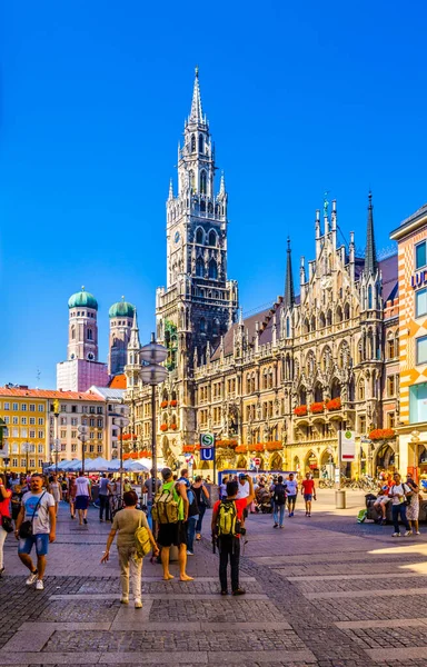 Munich Germany August 2015 People Waiting Front New Town Hall — 스톡 사진