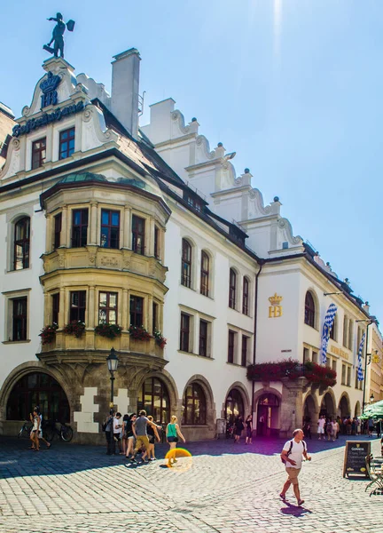 MUNICH, Almanya, 20 AĞUSTOS 2015: Bavyera 'nın en ünlü restoranı olan Hofbrauhaus binasının manzarası