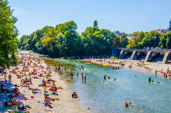 Munich Germany August 2015 People Enjoy Sunny Hot Weather River — 스톡 사진